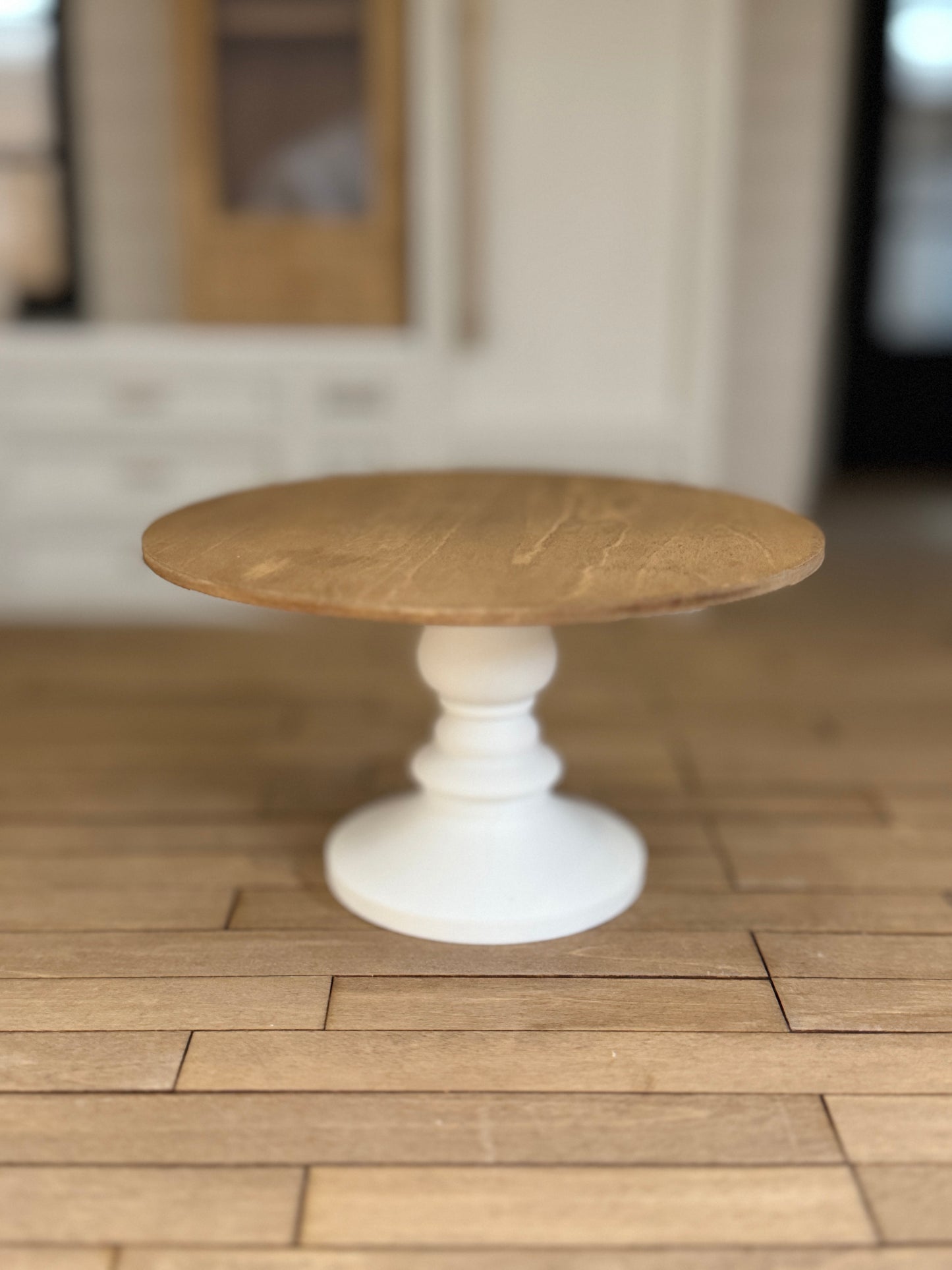 Pedestal Dining Table in 1:12 Scale