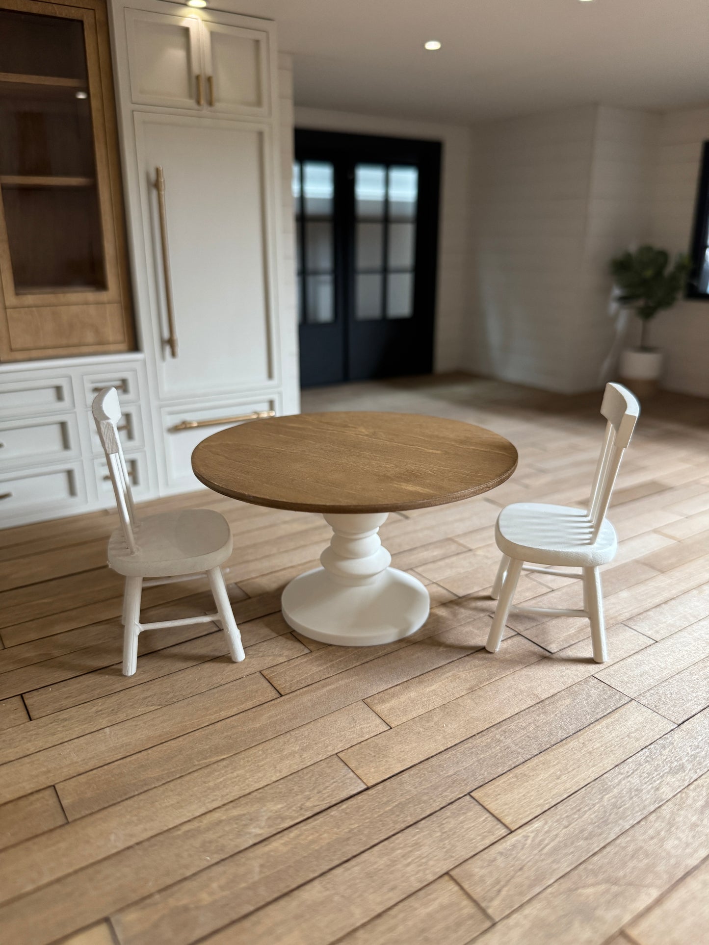 Pedestal Dining Table in 1:12 Scale