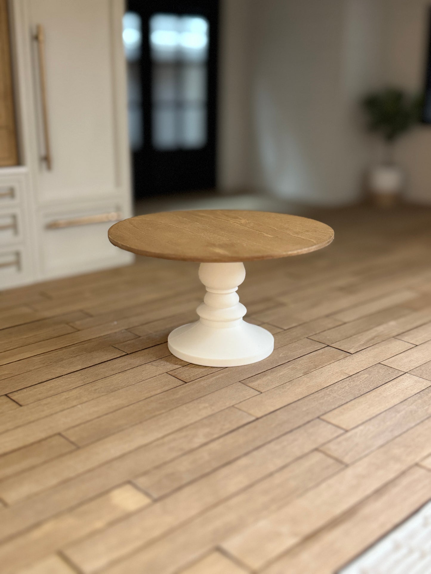 Pedestal Dining Table in 1:12 Scale