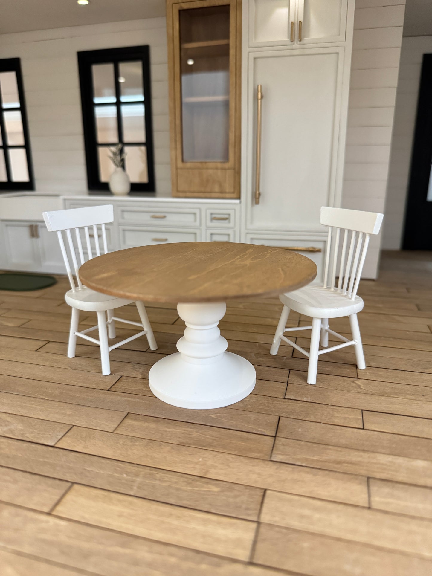 Pedestal Dining Table in 1:12 Scale