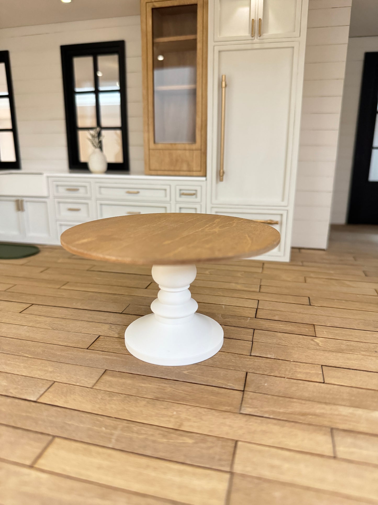 Pedestal Dining Table in 1:12 Scale