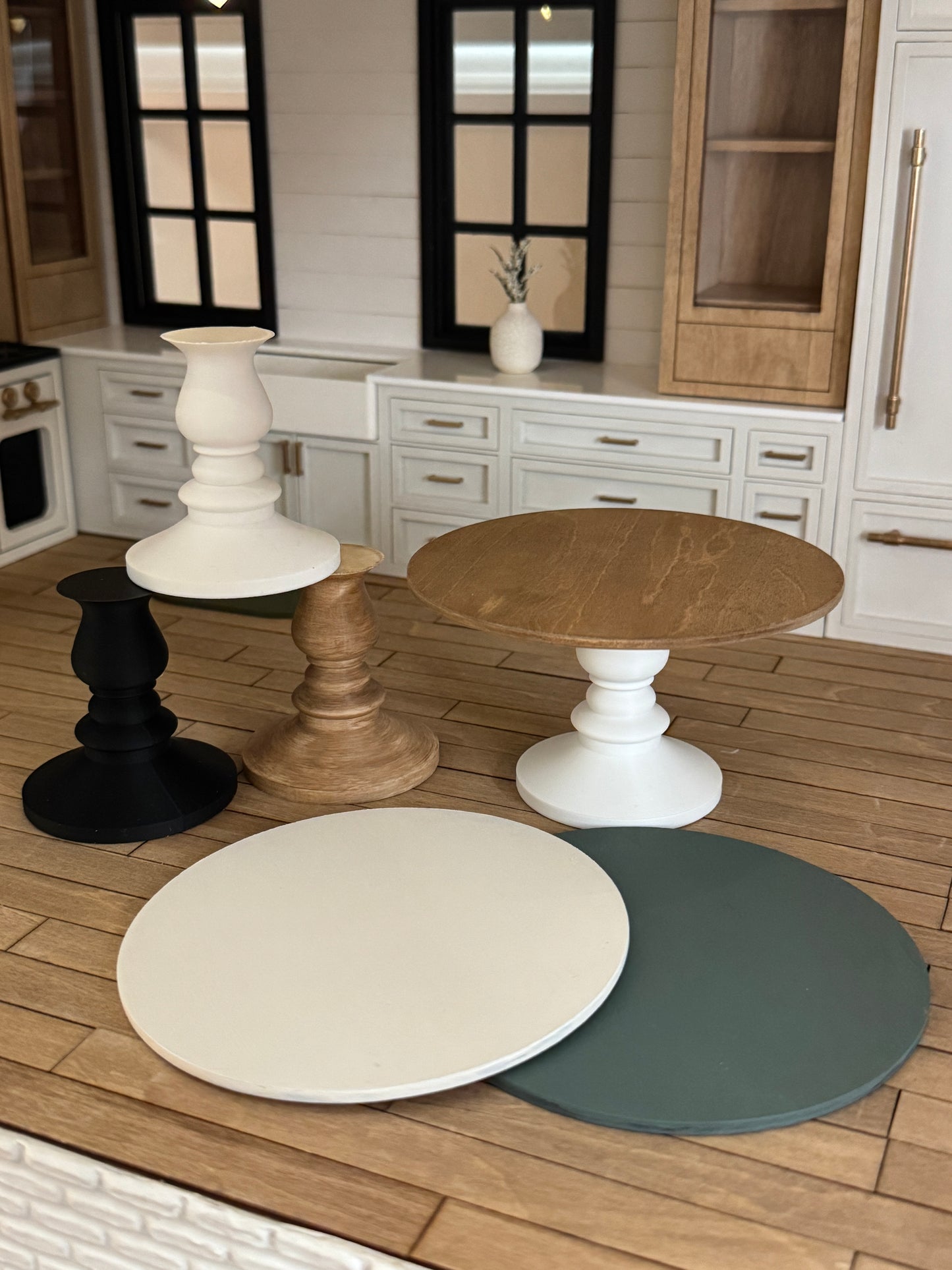 Pedestal Dining Table in 1:12 Scale