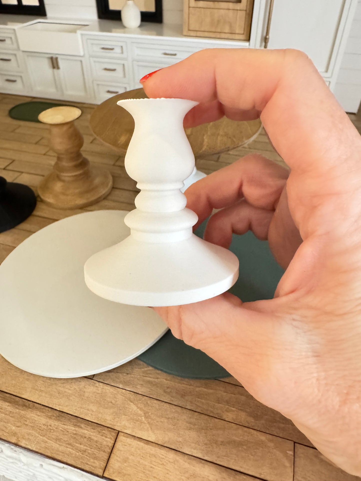 Pedestal Dining Table in 1:12 Scale