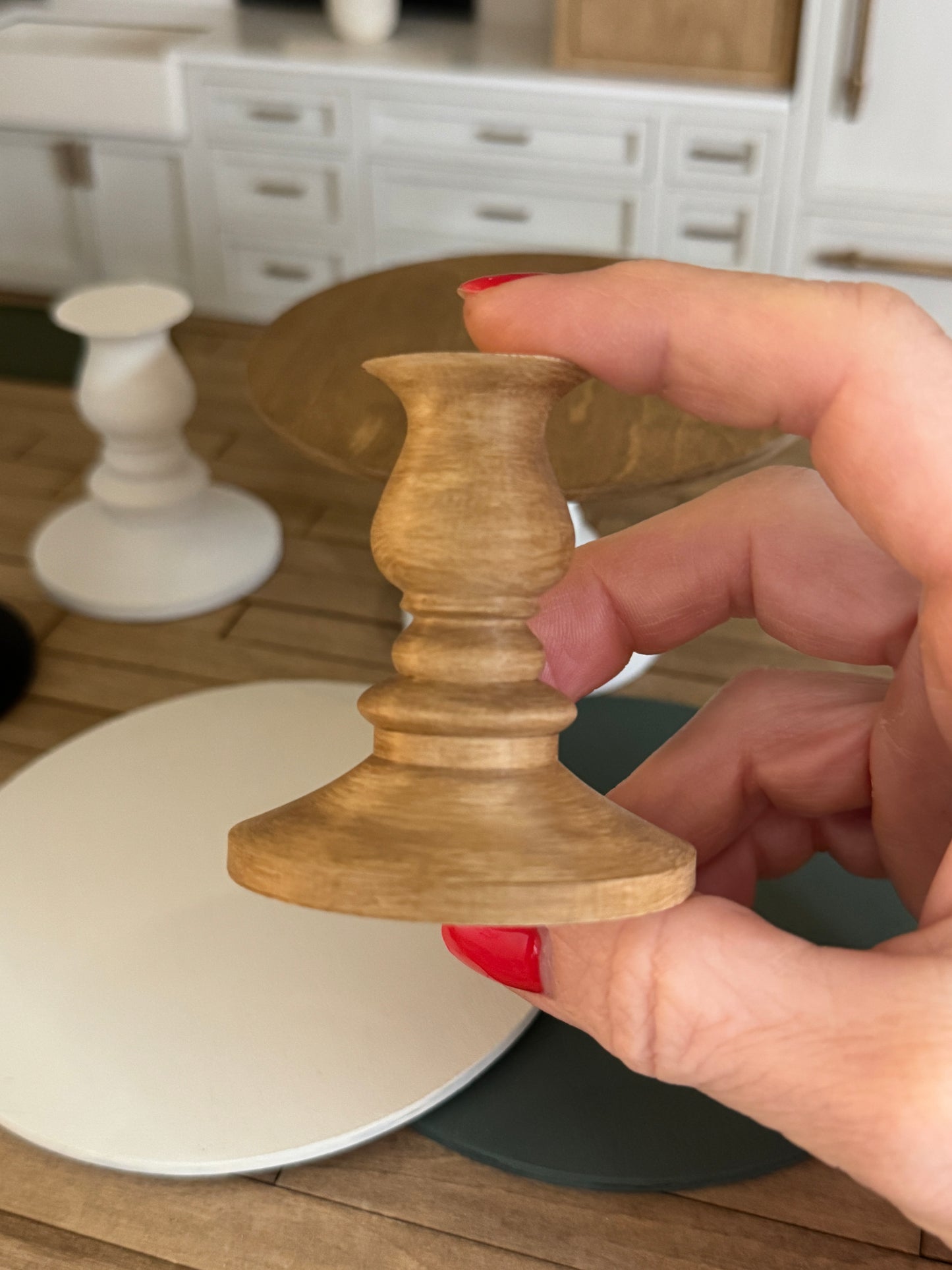 Pedestal Dining Table in 1:12 Scale