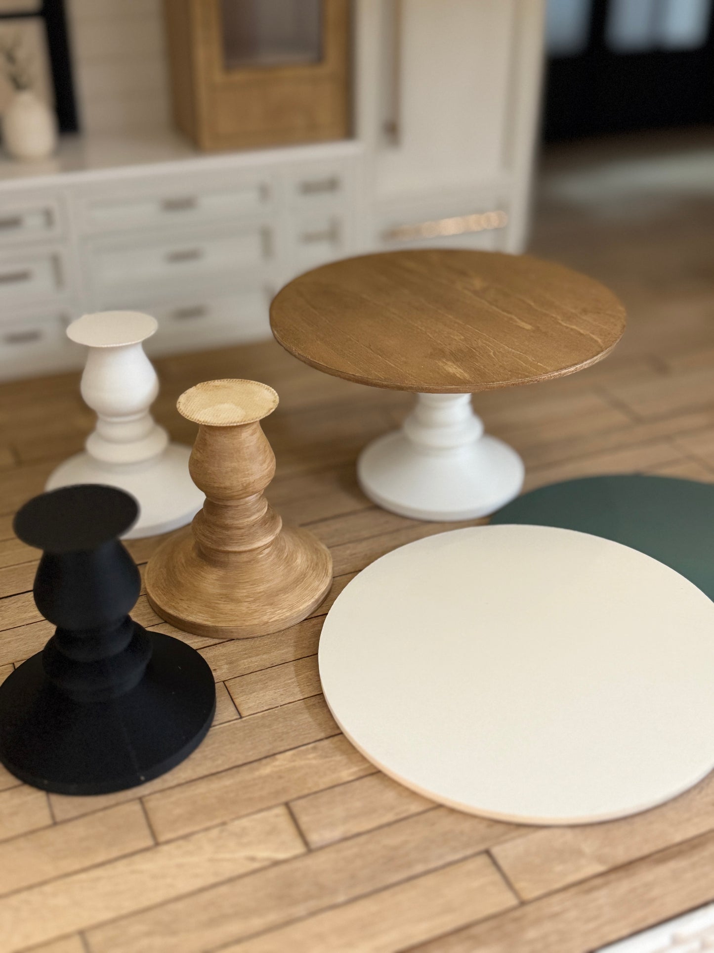 Pedestal Dining Table in 1:12 Scale